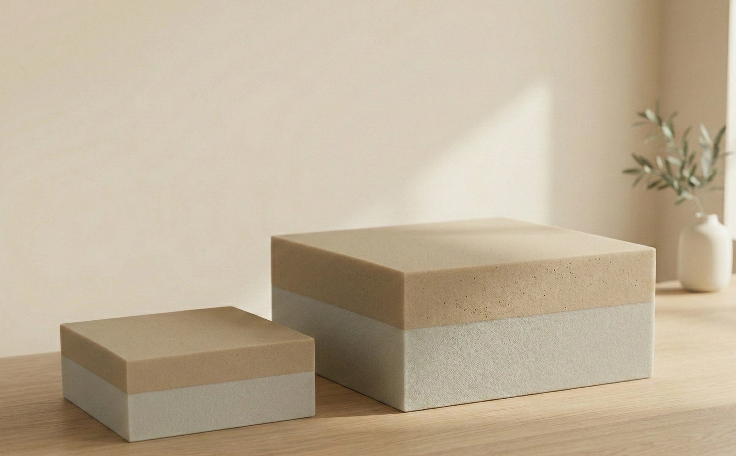 Orthopädischer zweischichtiger Schaumstoffkern für Hundebett aus Komfortschaum und Memory Foam in beige und weiß